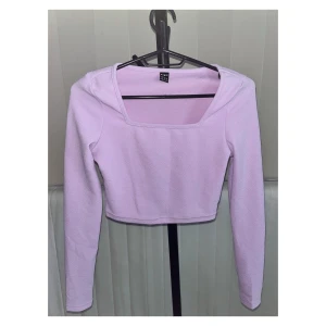 Slätt elegant tvådelat outfit  - Oanvänt.  Passform: Smal passform  Fabrik: lätt strech  Genomskinligt: nej  