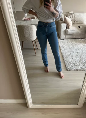 Levis jeans - Knappt använda - som nya Jag är 1,60. 24w, jag är normalt 25.