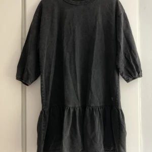 Snygg klänning  - Säljer denna as snygga klänningen, stl 164 (13 år) xs. Kontakta för fler bilder