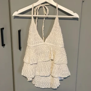 Topp från Gina Tricot - Säljer denna fina toppen från Gina Tricot i storlek xs, prislappen är kvar. Aldrig använd, bara testad. Hör av dig vid frågor!💕