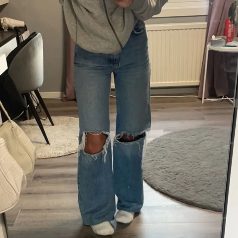 Felfria straight jeans från Gina tricot! Inköpta för 600kr. Säljer dessa pga att dom inte kommer till användning! Tar emot bud . Jeans & Byxor.