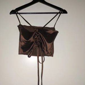 Festlig topp - Festlig magtröja i brons/brun färg med knyte baktill