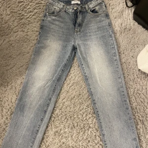 Snygga Mid Waits byxor  - Ett par Mid Waits byxor med slits. Vet tyvärr inte vart dom är köpte men står i andra bilden ”REDIAL” i byxorna. Storelk 36 