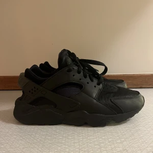 Nike Huarache  - Mycket snygga skor från Nike, modellen Huarache. Använda en gång, tyvärr för små för mig. Storlek 40 men helt klart 38,5/39. Har själv 39 men är gravid o har svullna fötter varför jag säljer dem. Nypris 1450 kr.