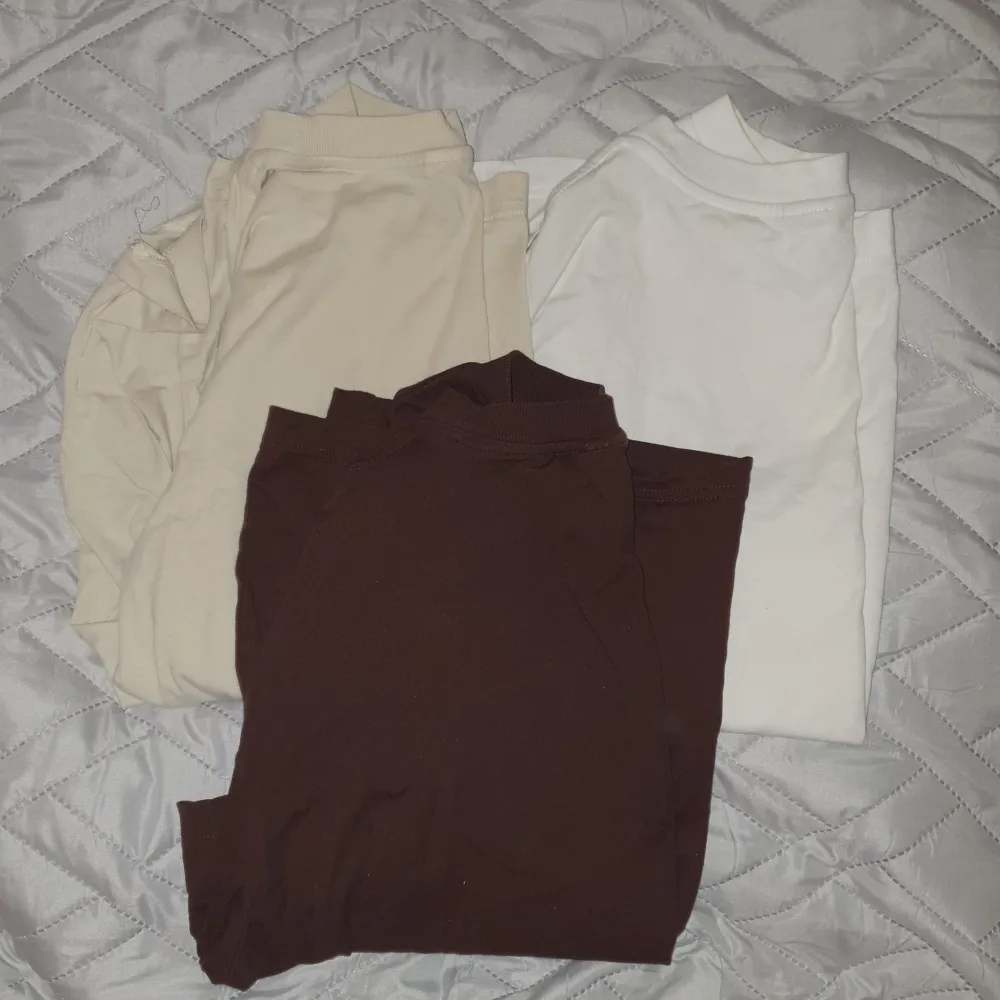 Säljer 3st oversized tröjor i färgerna vit, beige och brun ☆ 50kr/ styck eller alla för 120 ❗️BEIGE ÄR SÅLD❗️. T-shirts.