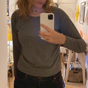 grå långärmad t-shirt - grå tröja från mango i tunt material 