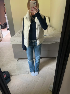 Dunväst - Säljer denna sjukt snygga dunvästen från zara. Den är väldigt fin men har en liten slitning som ni ser på bild 3 🙂