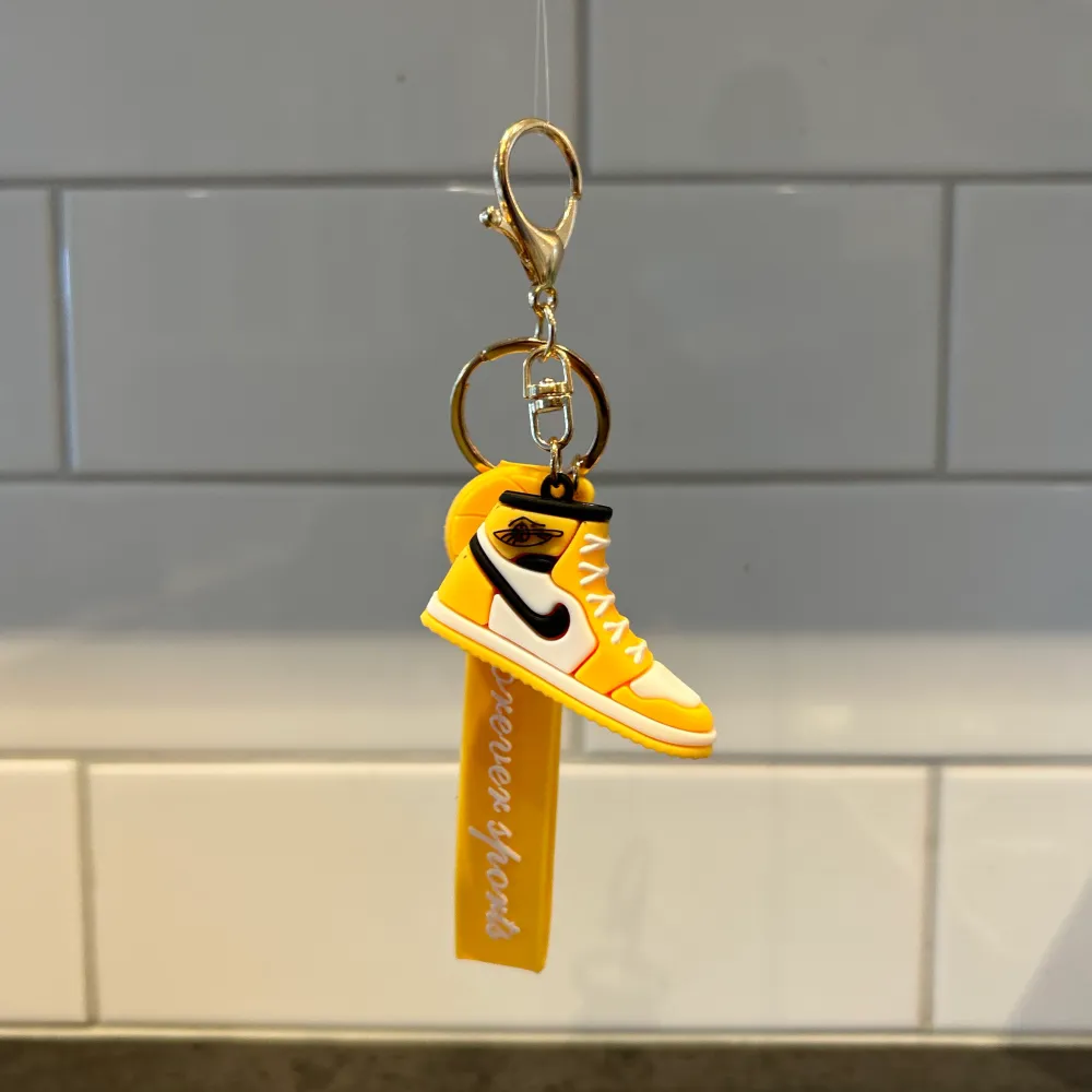 Väldesignad nyckelring Jordan 1 i färgen gul (helt ny) . Accessoarer.