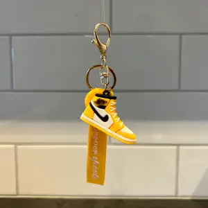Väldesignad nyckelring Jordan 1 i färgen gul (helt ny) 