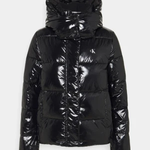 Calvin Klein - High shine pufferjacket. Nyköpt från Zalando för 2195kr. Endast använd 1 gång helt ny annars.