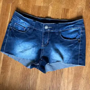 jättesnygga shorts som jag behöver sälja pga att de tyvärr är förstora för mig🙁jag köpte de på secondhand för ett tag sen och då va de va lite längre men jag har klippt de❤️ 