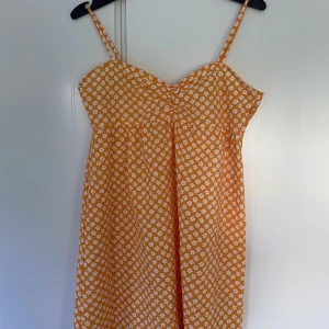 Blommig sommrig klänning💕 - Fin sommrig klänning som tyvärr inte kommer till använding då den är för liten💕 Kontakta vid frågor!