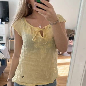 Linne tröja - En jätte fin linnetröja, med fina broderade detaljer och helt nyskick, knappt använd. Köpte för 250 säljer för 150. Passar M oxå!