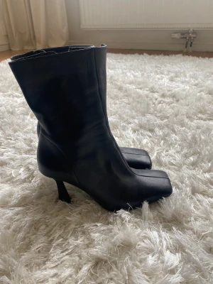 Läder stövletter Zara strl 36 - Stövletter i läder strl 36. Nypris 1000:-