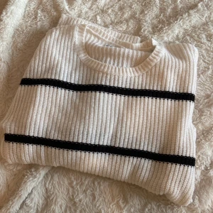 Randig stickad tröja  - Snygg randig stickad tröja