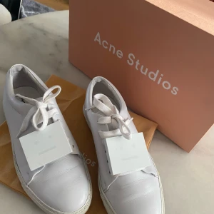 Acne sneakers  - Säljer ett par acne vita skor i storlek 36, använda ett antal ggr men fortfarande i riktigt bra skick! Skorna inkluderar med dustbag och skolådan. Finns att hämta i Sthlm eller köparen får stå för frakt 📦 