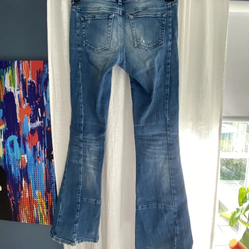 Ass coola lågmidjade disel jeans med och silver detaljer. Midjemåttet är 37cm rakt över💕. Jeans & Byxor.