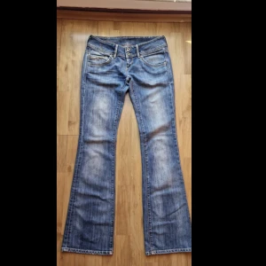 Tommy Hilfiger jeans  - Super snygga low-waisted jeans från Tommy Hilfiger. Köpta second-hand men tyvärr lite små. Midjemått tvärs över: ca 43 cm Innerbenslängd: 87 cm Benvidd över låret: 28 cm Bara skriva om undrar något eller vill ha fler bilder (de här bilderna är lånade)