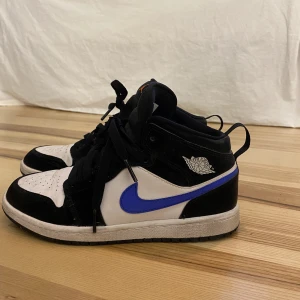 Säljer dessa efter dom är försmå stolek 35 - Använda men fint skick. Skorna är stolek 34 men känns som 35