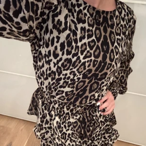 Klänning  - Klänning från ginatricot i storlek 34, nästan aldrig använd! 