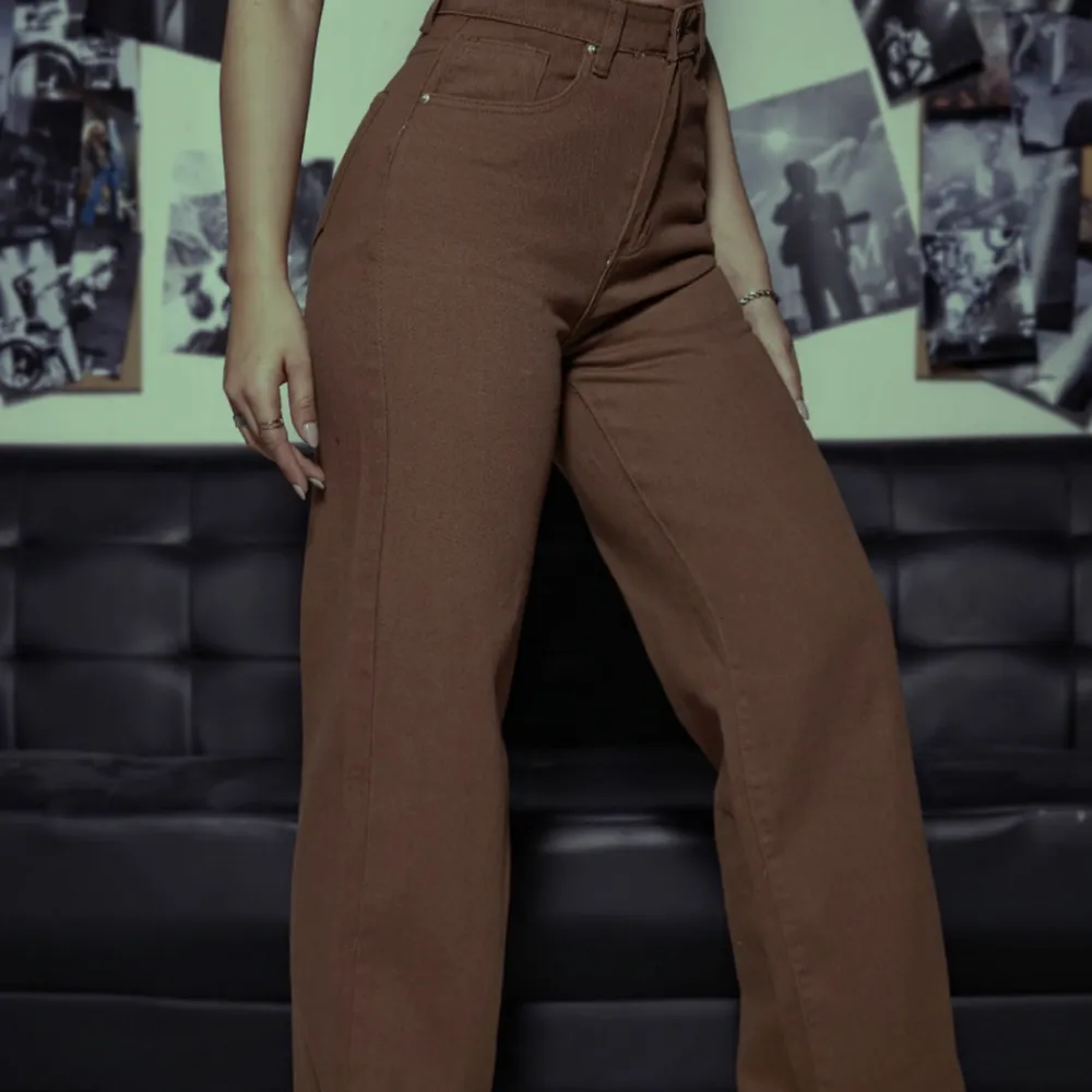 Bruna jeans från 90-tals märket Rocky.  Dessa är mid-waisted med en straight fit.   (W:29 L:30) . Jeans & Byxor.