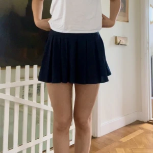 Tenniskjol - Använd två gånger, fint skick. Inbyggda shorts med fickor. Köparen står för frakt 😊