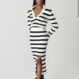 Randig klänning från adoore - ”Bern knitted dress” från adoore, köptes för 1595kr och är i nyskick. Använd en gång om ens det. 