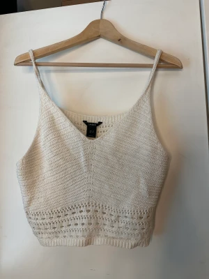 Vitt linne  - Säljer det här jättegulliga linnet från Lindex 