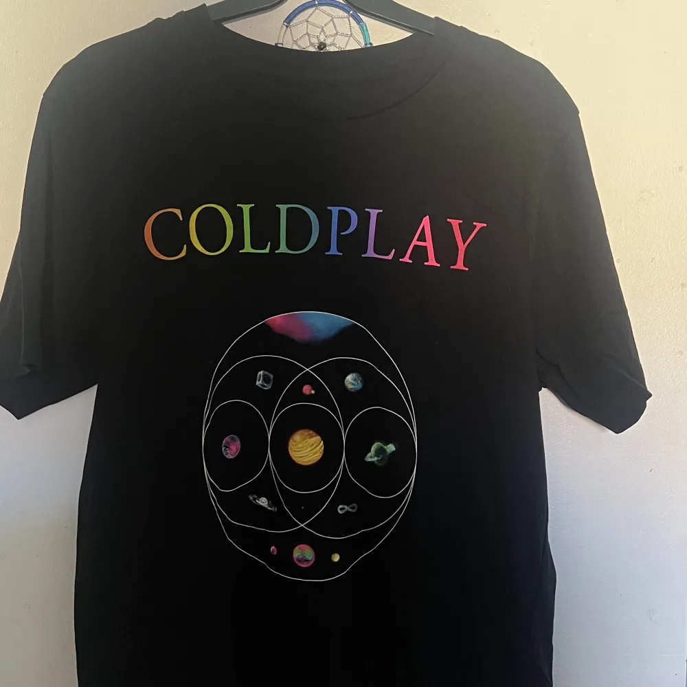 Säljer min coldplay tröja som jag köpt iår på konserten i Göteborg! Säljer den på grund av för lite användning! Köpt för 500kr och endast använd två gånger! . T-shirts.