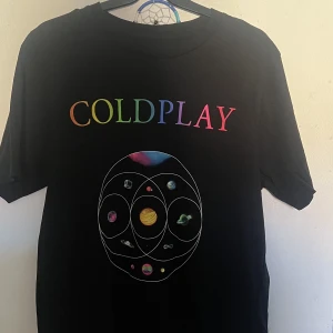 Coldplay tröja  - Säljer min coldplay tröja som jag köpt iår på konserten i Göteborg! Säljer den på grund av för lite användning! Köpt för 500kr och endast använd två gånger! 