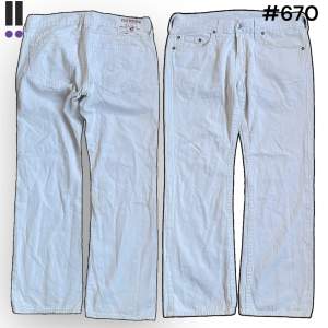 True Religion jeans i model Bobby 💜 Tag 36W 💜Midja (rakt över) 48cm 💜 Innerben 77cm 💜 Ytterben 107cm 💜 Benöppning 23cm 💜 Fläckar. 💜Våra mått blir W=37, L=30 💜 Men jämför alltid måtten💜670