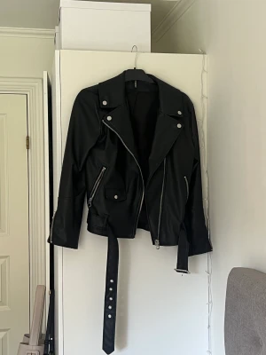 Svart skinnjacka  - Jättefin skinnjacka som knappt är använd. Från H&M, storlek S  Köpare står för frakt✨💕