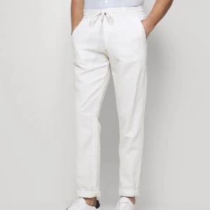 Vita linnebyxor Lindbergh - Mycket fint skick, något skrynkliga, men jag har knappt använt dem, visade sig vara för stora (jag är 183 och rätt smal). Storlek L, tapered fit. 