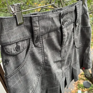 Vintage Kjol - Fin grå vintage kjol från Edc by Esprit. Använd en del men i fint skick! För mer bilder eller funderingar, kontakta mig! ☺️