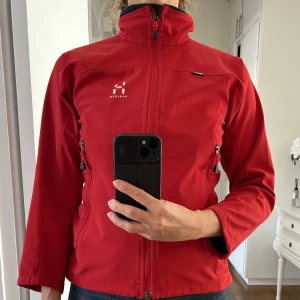 Vindjacka Haglöf - Fin vindjacka, kort i ärm. Lite slitage kan förekomma för mer info se bild. Tyvärr så har den inte kommit till så stor användning för mig och hoppas att den får en ny ägare.  Kommer ifrån ett rök och djurfritt hem!