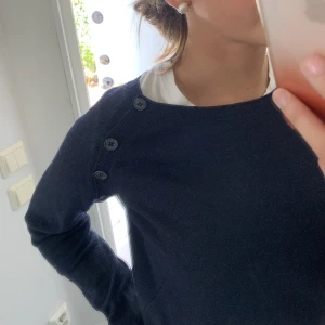 Zadig tröja - Säljer denna marinblå kashmir tröja från zadig! Har dessvärre ett litet hål i fram men det är lätt lagat och är inget som syns om man har något svart under!❤️