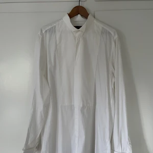Smokingskjorta - Vit smokingskjorta med vingkrage. Endast använda ett par gånger och lite sminkfläckar syns under kragen.  