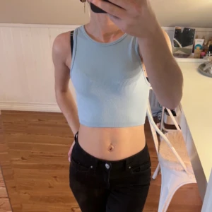 Topp - En ljusblå skön lite kortare topp köpt på hm🥰 säljer en likadan i vit❣️