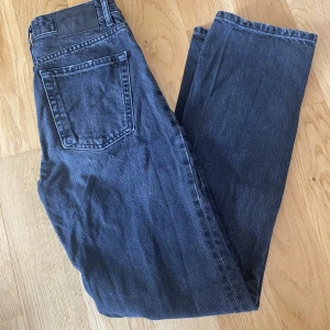 Zara signature denim black - Säljer mina svarta signature jeans från zara. Det är midwaist och har straight leg. Jeansen säljs inte längre på zara. Jag säljer dom då det tyvärr blivit för små💕