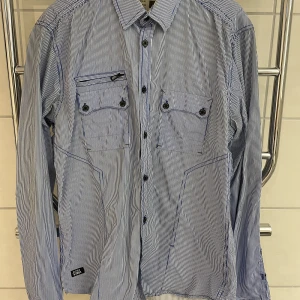 Jack and Jones skjorta storlek 34/34 - Randig skjorta från Jack and Jones. Storlek 34/34