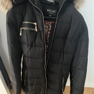 Hollies jacka - Jacka från Hollies som inte kommit till så mycket använding tyvärr, alltså i nyskick. Nypris 4500kr, mitt pris 3000. Priset går att diskutera!