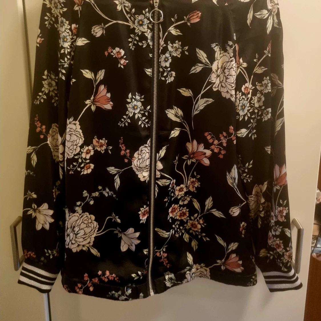 Jacka i satin och fina detaljer.