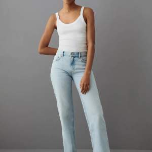 Low straight jeans från Gina Tricot. Använda fåtals gånger. Nyspris: 500 kr.💖