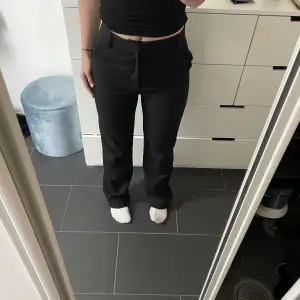 Svarta raka kostymbyxor från Gina tricot, helt okej långa (jag är 1.68) högmidjade men funkar att ha som mid waist också, säljs då jag har likande.