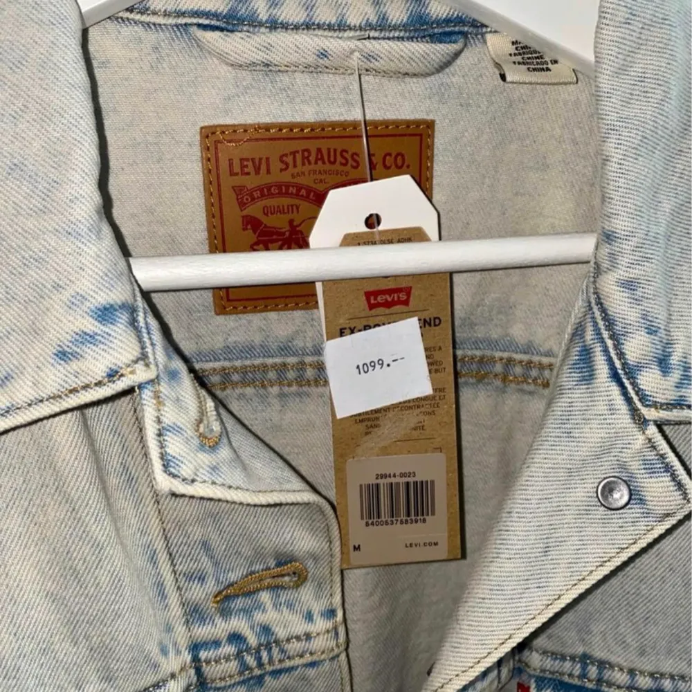 Säljer en grym Levi's jeansjacka i storlek M! Den är helt oanvänd och i toppskick. Köpt för 1099 kr, men säljer nu för bara 500 kr. Ett riktigt kap! Låt mig veta om du är intresserad!. Jackor.