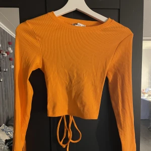 Mjuk tröja - Aldrig använd öppen i ryggen