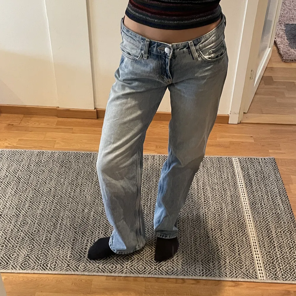 Populära arrow low jeans från weekday. Lågmidjade och jättesnygg tvätt. Jag är 165! Pris kan diskuteras🙏. Jeans & Byxor.