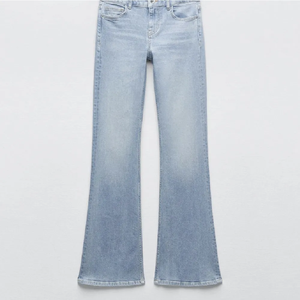 Ljusblåa boutcut jeans, slutsålda på hemsidan, använda typ 2 gånger💕. Jeans & Byxor.