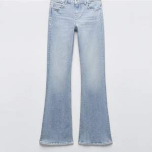 Ljusblåa boutcut jeans, slutsålda på hemsidan, använda typ 2 gånger💕