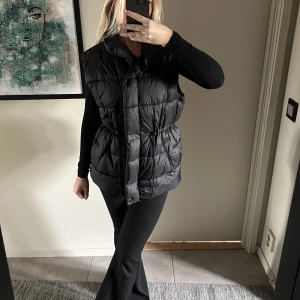 Väst - Säljer denna jättefina väst som man kan spänna in i midjan💗 ny med prislappen kvar, köpt för 600kr